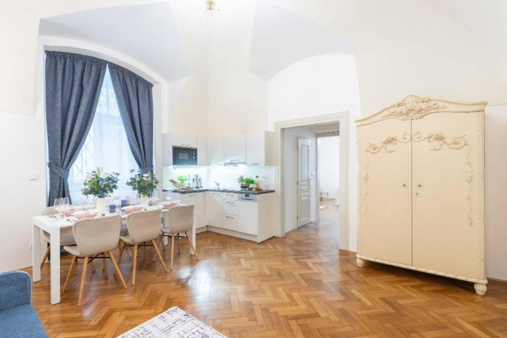 Rose Apartments / Romantic & Cozy / City Center Прага Экстерьер фото