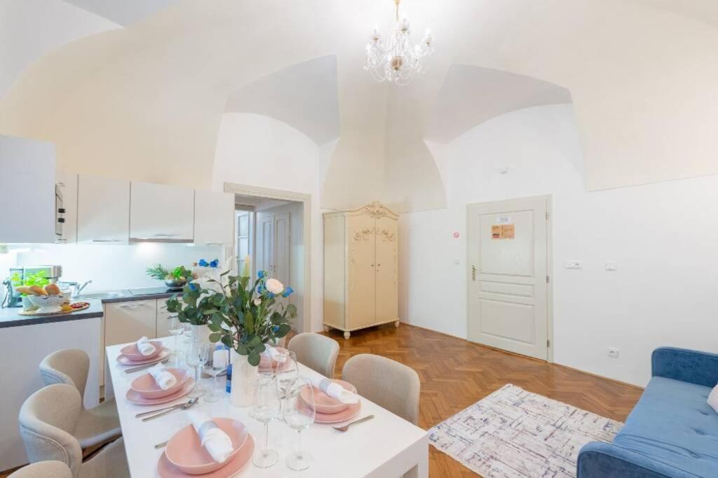 Rose Apartments / Romantic & Cozy / City Center Прага Экстерьер фото