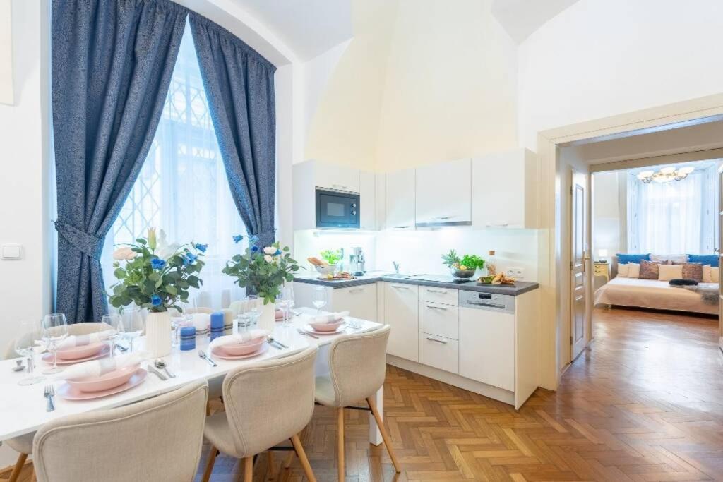 Rose Apartments / Romantic & Cozy / City Center Прага Экстерьер фото