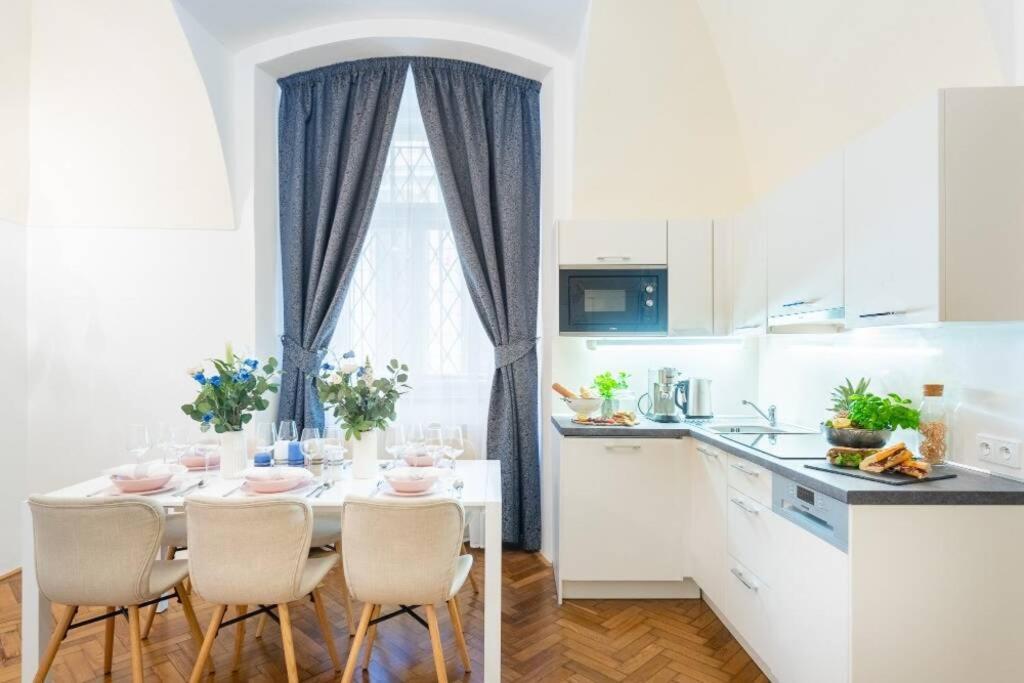 Rose Apartments / Romantic & Cozy / City Center Прага Экстерьер фото