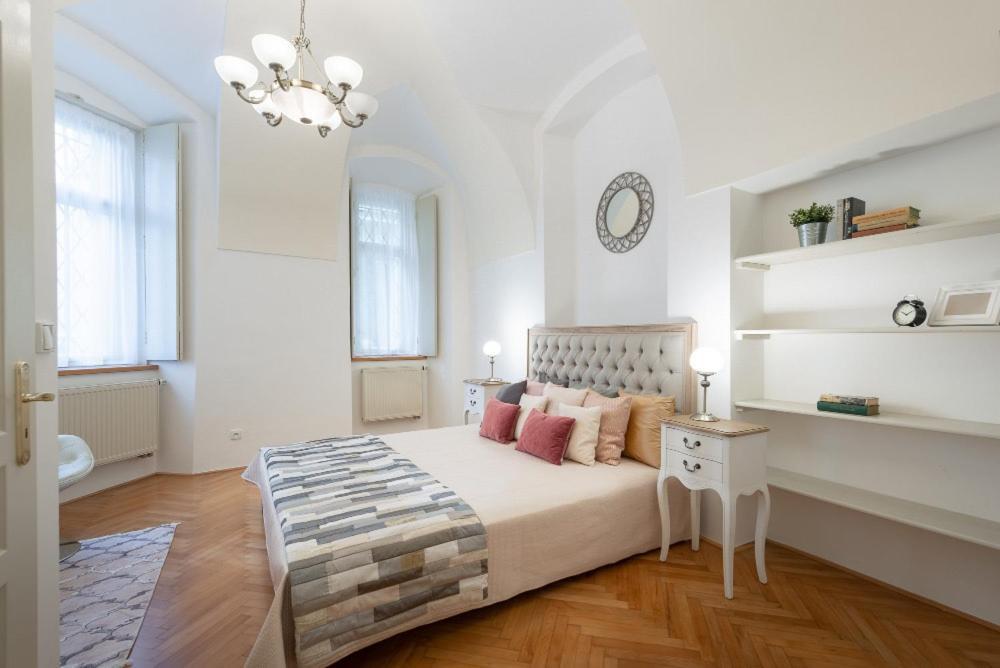 Rose Apartments / Romantic & Cozy / City Center Прага Экстерьер фото