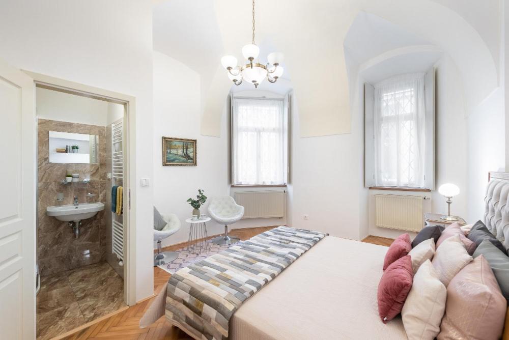 Rose Apartments / Romantic & Cozy / City Center Прага Экстерьер фото